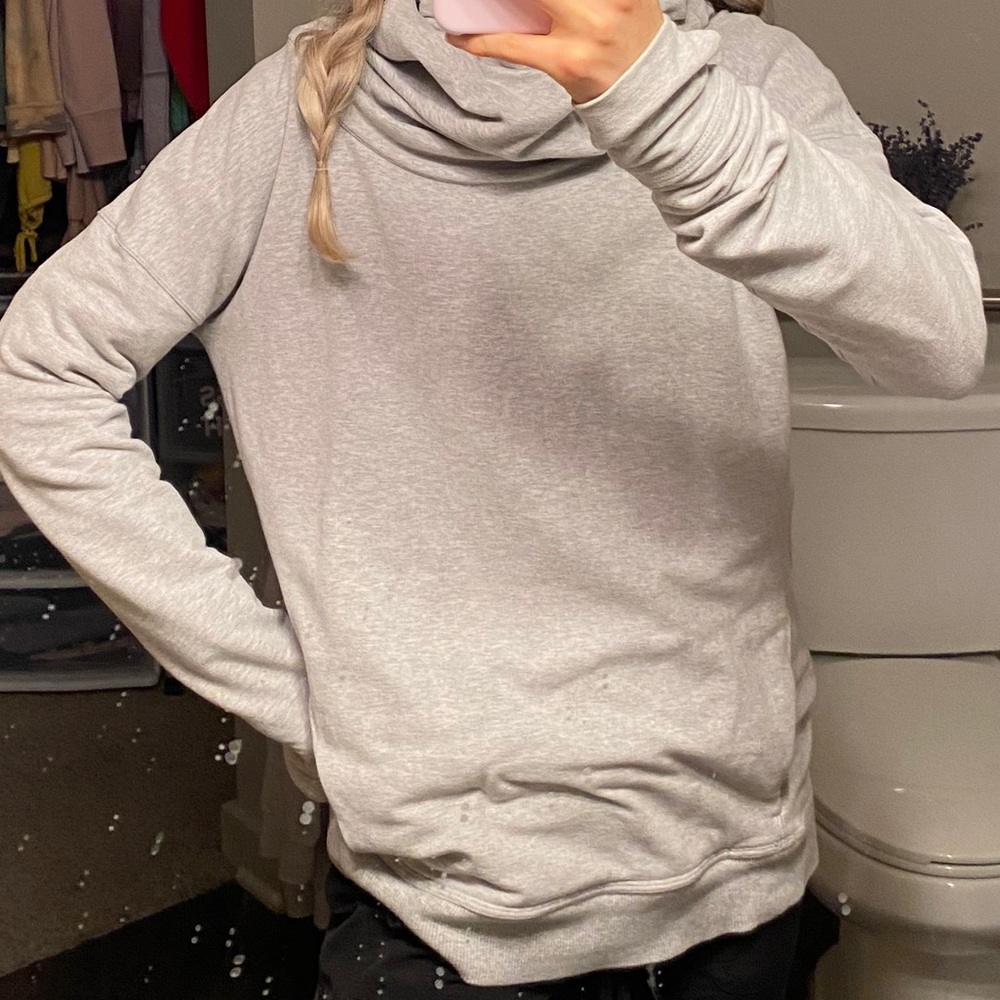 LULULEMON GREY PULLOVER